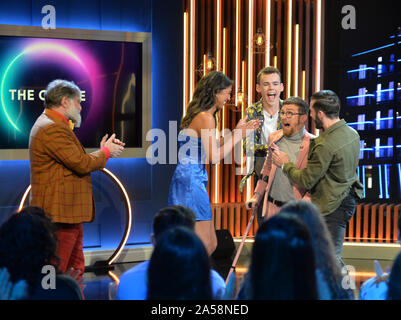 Smyth Paddy (deuxième à droite, en rose), avec des finalistes (de gauche à droite) Tim Wilson, Georgina Elliott, Woody et James Cook Doran, alors qu'il est couronné le vainqueur de la deuxième série de Channel 4, le cercle à Salford, Manchester. Banque D'Images