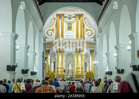 Les gens prier, dans la Basilique de Notre Dame de Candelaria, Medellín, Colombie Banque D'Images