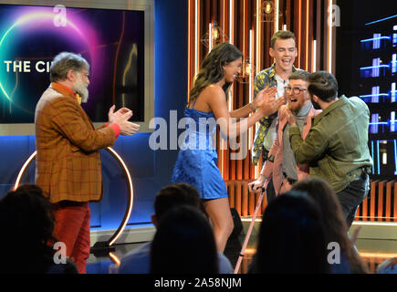 Smyth Paddy (en rose), avec des finalistes (de gauche à droite) Tim Wilson, Georgina Elliott, Woody et James Cook Doran, alors qu'il est couronné le vainqueur de la deuxième série de Channel 4, le cercle à Salford, Manchester. Banque D'Images