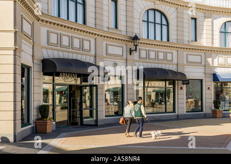 RICHMOND, CANADA - 10 AVRIL 2019 : Centre commercial McArthurGlen Designer Outlet Vancouver Airport avec des marques célèbres Banque D'Images