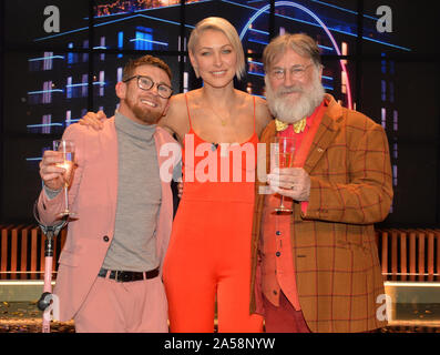 (De gauche à droite) Paddy Smith gagnant, l'hôte Emma Willis et Viewer's Champion Tim WIlson célébrer après la finale de la deuxième série de Channel 4, le cercle à Salford, Manchester. Banque D'Images