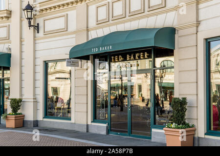 RICHMOND, CANADA - 10 AVRIL 2019 : Centre commercial McArthurGlen Designer Outlet Vancouver Airport avec des marques célèbres Banque D'Images