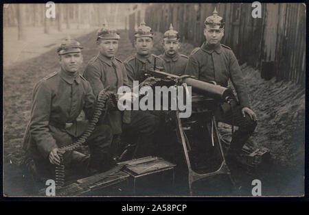 Des soldats allemands en uniforme avec 08/15 machine gun Banque D'Images