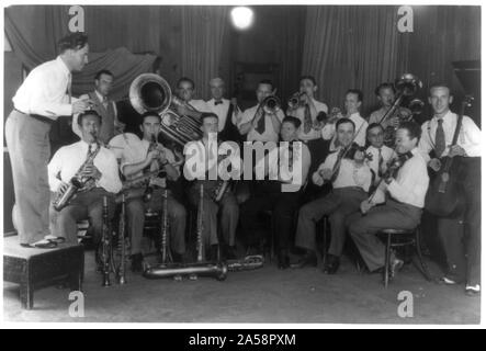 Bande non identifiés et leader, peut-être réunis pour une émission de radio de musique de danse pupular, ca. 1920 Banque D'Images