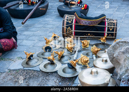 Instruments de musique balinais traditionnels à l'étage de cérémonie de crémation Banque D'Images