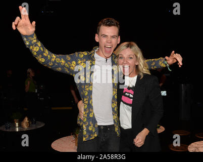 Cook Woody finaliste avec sa mère, Zoe Ball, après la finale en direct de la deuxième série de Channel 4, le Cercle, à Salford, Manchester. Banque D'Images