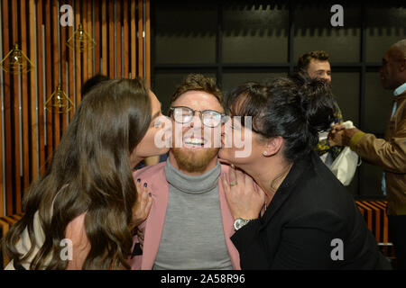 Paddy gagnant Smyth, avec sa mère et sa soeur, après la finale en direct de la deuxième série de Channel 4, le Cercle, à Salford, Manchester. Banque D'Images