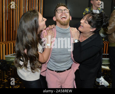 Paddy gagnant Smyth, célèbre avec sa mère et sa soeur, après la finale en direct de la deuxième série de Channel 4, le Cercle, à Salford, Manchester. Banque D'Images