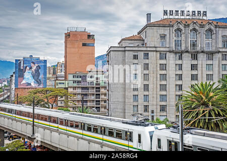 Métro, métro, une ligne entre Prado et de l'hôpital gare, centre-ville, Skyline, Medellin, Colombie Banque D'Images