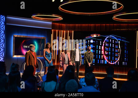 (De gauche à droite) Finalistes Tim Wilson, Georgina Elliott, Paddy Smyth, Woody Cook et James Doran attendre d'entendre qui a remporté la finale de la deuxième série de Channel 4, le cercle à Salford, Manchester. PA Photo. Photo date : vendredi 18 octobre 2019. Voir PA story SHOWBIZ Cercle. Crédit photo doit se lire : Peter Powell/PA Wire Banque D'Images