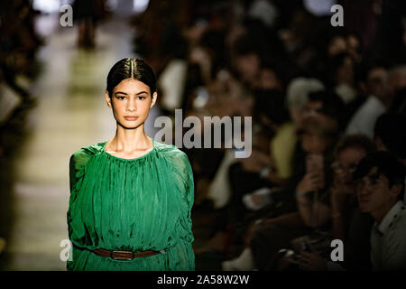 Sao Paulo, Brésil. 18 Oct 2019. SPFW N48 - Neriage fashion show au cours de la 48e édition de la Semaine de la mode de São Paulo s'est tenue à la Maison des Cultures du Brésil, dans le parc d'Ibirapuera à São Paulo, SP. (Photo : Richard Callis/Fotoarena) Banque D'Images