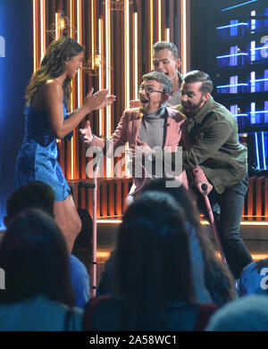 Smyth Paddy (centre, en rose), avec des finalistes (de gauche à droite) Georgina Elliott, Woody et James Cook Doran, alors qu'il est couronné le vainqueur de la deuxième série de Channel 4, le cercle à Salford, Manchester. PA Photo. Photo date : vendredi 18 octobre 2019. Voir PA story SHOWBIZ Cercle. Crédit photo doit se lire : Peter Powell/PA Wire Banque D'Images