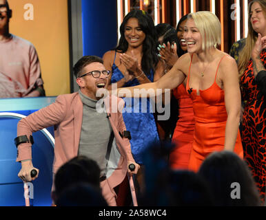 Smyth Paddy avec l'hôte Emma Willis comme il est couronné le vainqueur de la deuxième série de Channel 4, le cercle à Salford, Manchester. PA Photo. Photo date : vendredi 18 octobre 2019. Voir PA story SHOWBIZ Cercle. Crédit photo doit se lire : Peter Powell/PA Wire Banque D'Images