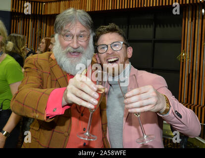 Viewer's Champion Tim Wilson (à gauche) et gagnant à la suite de l'Smyth Paddy finale en direct de la deuxième série de Channel 4, le Cercle, à Salford, Manchester. PA Photo. Photo date : vendredi 18 octobre 2019. Voir PA story SHOWBIZ Cercle. Crédit photo doit se lire : Peter Powell/PA Wire Banque D'Images