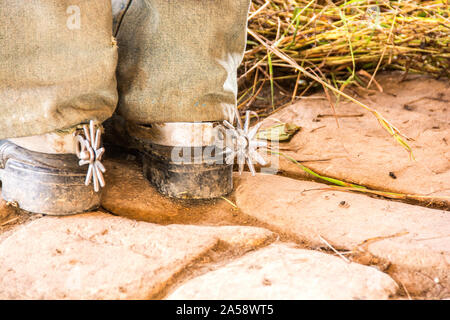 Crache sur les bottes d'un cow-boy cubain; Camaguey, Cuba Banque D'Images