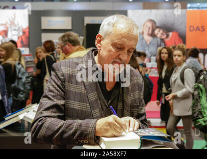 Francfort, Allemagne. 18 Oct, 2019. Jussi Adler-Olsen écrivain danois signe un livre au Salon du livre de Francfort. La 71th Salon du livre de Francfort 2019 est le plus grand salon du livre avec plus de 7 500 exposants et plus de 285 000 visiteurs attendus. L'invité d'honneur pour le salon 2019 est la Norvège. (Photo de Michael Debets/Pacific Press) Credit : Pacific Press Agency/Alamy Live News Banque D'Images