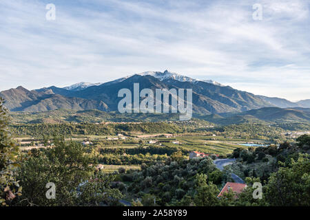 Des sommets enneigés Pic du Canigou dans les Pyrénées françaises Banque D'Images