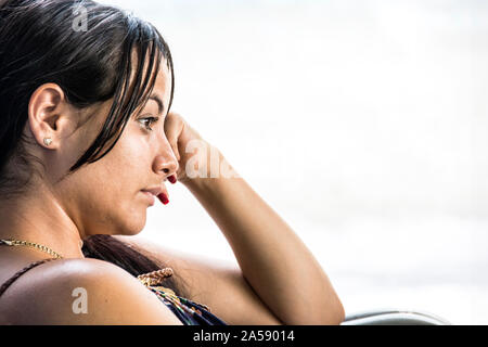 Une jeune femme, cubaine, âgée de 25 ans, pensant à sa vie. Banque D'Images