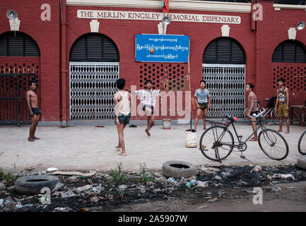 YANGON, MYANMAR - CIRCA DÉCEMBRE 2017 : des hommes dans les rues de Yangon à Chinlone, également connu sous le Caneball. C'est un traditionnel, le sport national o Banque D'Images