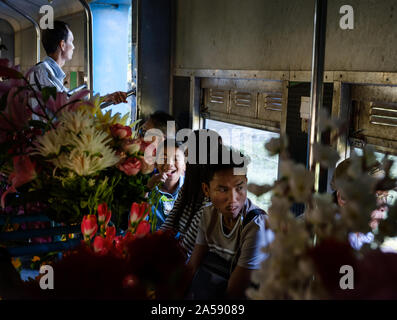 YANGON, MYANMAR - CIRCA DÉCEMBRE 2017 : les gens à l'intérieur d'un wagon typique du service ferroviaire circulaire de Yangon. Banque D'Images