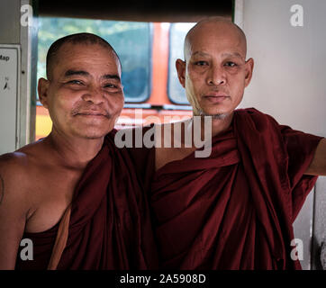 YANGON, MYANMAR - CIRCA DÉCEMBRE 2017 : Portrait de moines à la gare de train circulaire à Yangon Banque D'Images