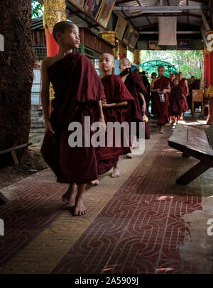 YANGON, MYANMAR - CIRCA DÉCEMBRE 2017 : le moine sur un temple près de Yangon. Banque D'Images