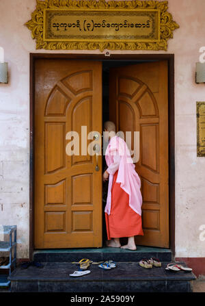 YANGON, MYANMAR - CIRCA DÉCEMBRE 2017 : Nun lire un livre à Yangon Banque D'Images