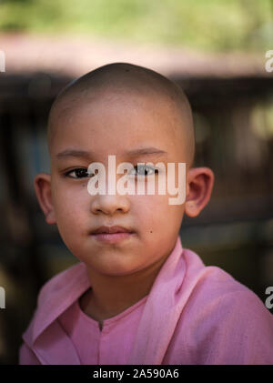 YANGON, MYANMAR - CIRCA DÉCEMBRE 2017 : Nun lire un livre à Yangon Banque D'Images