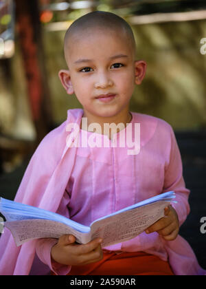 YANGON, MYANMAR - CIRCA DÉCEMBRE 2017 : Nun lire un livre à Yangon Banque D'Images