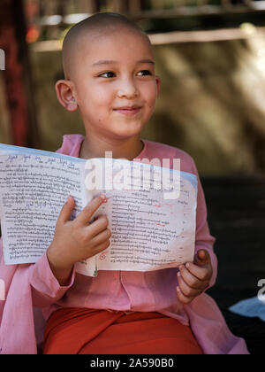 YANGON, MYANMAR - CIRCA DÉCEMBRE 2017 : Nun lire un livre à Yangon Banque D'Images