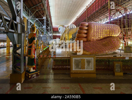 YANGON, MYANMAR - CIRCA DÉCEMBRE 2017 : Chauk-Htat-gyi Temple du Bouddha de Temple du Bouddha. Est la plus connue dans le temple bouddhiste Bahan township proche de Y Banque D'Images