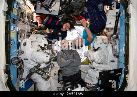 Washington, United States. 18 Oct, 2019. Les astronautes de la NASA Christina Koch, a appelé l'Morgan, Jessica et Meir (de gauche) prep le 16 octobre 2019, pour la première sortie dans l'féminin pour remplacer l'équipement défectueux sur l'extérieur de la Station spatiale internationale. La paire sera le remplacement d'un contrôleur de puissance sur l'échec de la station P6 Structure en treillis. Crédit : NASA/UPI UPI/Alamy Live News Banque D'Images