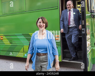 Sigourney, Iowa, États-Unis. 18 Oct, 2019. Le sénateur américain Amy Klobuchar (D-MN) et son mari, John BESSLER, descendez de l'autobus il est à la campagne dans un arrêt à Sigourney, IA. Sen. Klobuchar est sur barnstorming bus tour du sud-est de l'Iowa cette semaine. Elle fait campagne pour être le candidat démocrate pour la présidence des États-Unis. En plus d'événements d'accueil et de la campagne, elle s'arrêta à une usine de biocarburants pour en savoir plus sur les difficultés que les agriculteurs et producteurs de biocarburants doivent faire face à cause de la guerre commerciale avec la Chine. L'Iowa détient la première épreuve de sélection de l'élection présidentielle. Le caucus de l'Iowa sont 3 févr. Banque D'Images