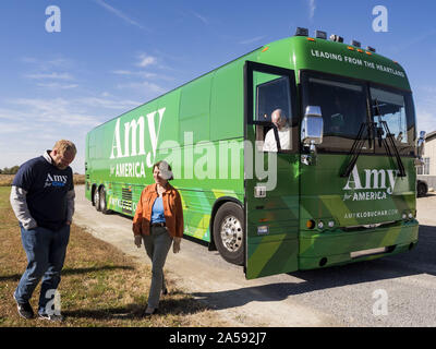 Crawfordsville, Iowa, États-Unis. 18 Oct, 2019. Le sénateur américain Amy Klobuchar (D-MN) arrive sur W2, une raffinerie de carburant les biocarburants qui rend le biodiesel de soja. W2 a fermé il y a environ un mois à cause de la faible demande pour les biocarburants. Sen. Klobuchar est sur barnstorming bus tour du sud-est de l'Iowa cette semaine. Elle fait campagne pour être le candidat démocrate pour la présidence des États-Unis. En plus d'événements d'accueil et de la campagne, elle s'arrêta à une usine de biocarburants pour en savoir plus sur les difficultés que les agriculteurs et producteurs de biocarburants doivent faire face à cause de la guerre commerciale avec la Chine. L'Iowa détient la première épreuve de sélection de la Prés Banque D'Images