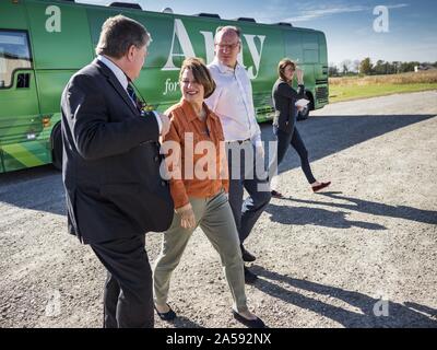 Crawfordsville, Iowa, États-Unis. 18 Oct, 2019. Le sénateur américain Amy Klobuchar (D-MN), centre, arrive sur W2, une raffinerie de carburant les biocarburants qui rend le biodiesel de soja. W2 a fermé il y a environ un mois à cause de la faible demande pour les biocarburants. Sen. Klobuchar est sur barnstorming bus tour du sud-est de l'Iowa cette semaine. Elle fait campagne pour être le candidat démocrate pour la présidence des États-Unis. En plus d'événements d'accueil et de la campagne, elle s'arrêta à une usine de biocarburants pour en savoir plus sur les difficultés que les agriculteurs et producteurs de biocarburants doivent faire face à cause de la guerre commerciale avec la Chine. L'Iowa détient la première épreuve de sélection de Banque D'Images