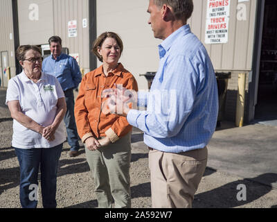 Crawfordsville, Iowa, États-Unis. 18 Oct, 2019. Le sénateur américain Amy Klobuchar (D-MN), centre, et Patty juge, à partir de l'accent sur les régions rurales du Nord, à gauche, à l'écoute de ROYDON STROM, président-directeur général de W2 au cours d'une visite de W2, une raffinerie de biodiesel Carburant que le soja utilisé pour fabriquer du biodiesel. W2 a fermé il y a environ un mois à cause de la faible demande pour les biocarburants, provoqué par le nombre de renonciations biocarburants l'EPA a donné à des raffineries de pétrole. Sen. Klobuchar est sur barnstorming bus tour du sud-est de l'Iowa cette semaine. Elle fait campagne pour être le candidat démocrate pour la présidence des États-Unis. En plus de cam Banque D'Images