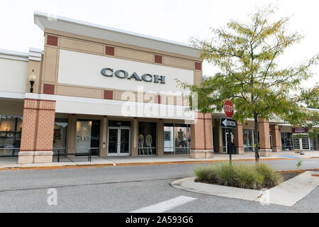 Un logo affiche à l'extérieur d'un Coach store à Queenstown, Maryland le 5 août 2019. Banque D'Images