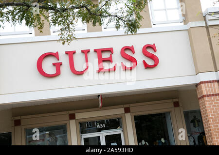 Un logo affiche à l'extérieur d'un magasin de vente au détail Guess à Queenstown, Maryland le 5 août 2019. Banque D'Images