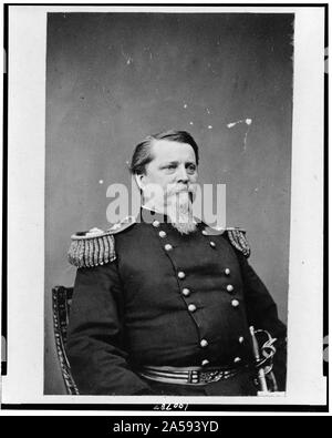 Union européenne le général Winfield Scott Hancock, half-length portrait, assis, faisant face à droite, en uniforme Banque D'Images