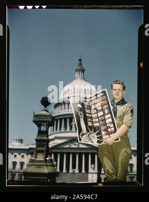 Organisation des Nations Unies pour lutter pour la liberté : boy-scout en face de Capitol. Ils aident à fournir des affiches pour participer à l'effort de guerre Banque D'Images