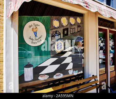 Vieux Temps Soda Fountain ou vintage ice cream shop ou store fenêtre avant peint en Alexander City New York, USA. Banque D'Images