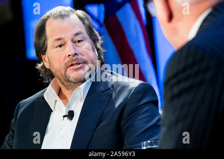 Marc Benioff, président et co-PDG de Salesforce.com, inc. (Salesforce) parle au cours d'une manifestation à Washington, D.C., le 18 octobre 2019. Banque D'Images