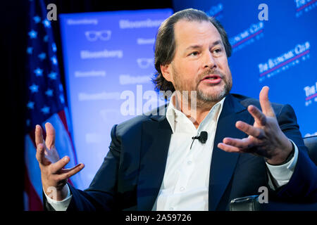 Marc Benioff, président et co-PDG de Salesforce.com, inc. (Salesforce) parle au cours d'une manifestation à Washington, D.C., le 18 octobre 2019. Banque D'Images