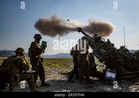 Les Marines américains avec Alpha batterie, l'Équipe de débarquement du bataillon, 3e Bataillon, 5e Régiment de Marines, 11e Marine Expeditionary Unit, fire un obusier M777 pendant l'exercice 3 KAMANDAG au Colonel Ernesto P. Ravina Air Base, Philippines, le 13 octobre 2019. KAMANDAG aide les forces participant à maintenir un haut niveau de préparation et de réactivité, et améliore l'ensemble des relations militaires, l'interopérabilité et la coordination multinationale. KAMANDAG est un acronyme pour l'expression "Kaagapay Philippines ng mga Manirigma Dagat Ng," ce qui se traduit par "la coopération des guerriers de la Mer," soulignant la Banque D'Images