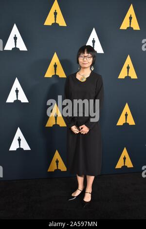 Los Angeles, USA. 17 Oct, 2019. Étudiant chinois Sun réalisateur Yifan, qui a pris la médaille d'or dans la catégorie documentaire internationale pour son film "Famille", assiste à la 46e cérémonie des Academy Awards étudiant à Los Angeles, États-Unis, le 17 octobre 2019. Cinéastes étudiants chinois ont été parmi les étoiles montantes jeudi soir à la 46e cérémonie des Oscars étudiants détenus au Samuel Goldwyn Theater de Los Angeles, Californie), devant une médaille d'or et une d'argent. Credit : Gao Shan/Xinhua/Alamy Live News Banque D'Images