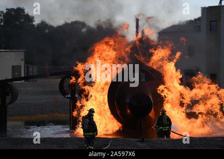 Aviateurs affectés à la 19e Escadron de génie civile pompiers éteindre un incendie de l'avion simulé à la base aérienne de Little Rock, Arkansas, 9 octobre 2019. La 19e SCÉ fournit le service des incendies La prévention des incendies, la lutte contre les incendies, de sauvetage et d'intervention d'urgence à Little Rock AFB. (U.S. Air Force photo par un membre de la 1re classe Mariam K. Springs) Banque D'Images