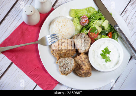 Un plat traditionnel turc de Kadinbudu kofte, Cacik et riz pilaf à l'orzo servis avec salade fraîche Banque D'Images