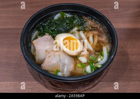 Bol de soupe de nouilles Udon japonais délicieux sur la table Banque D'Images