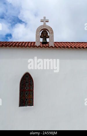 Vue sur le vitrail latéral et beel tour de la chapelle de Malveira dans le village pittoresque de Malveira da Serra, Portugal Banque D'Images