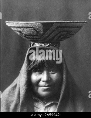 Edward S. Curtis les Indiens Pima - femme indienne avec la cuvette sur la tête ca. 1907 Banque D'Images